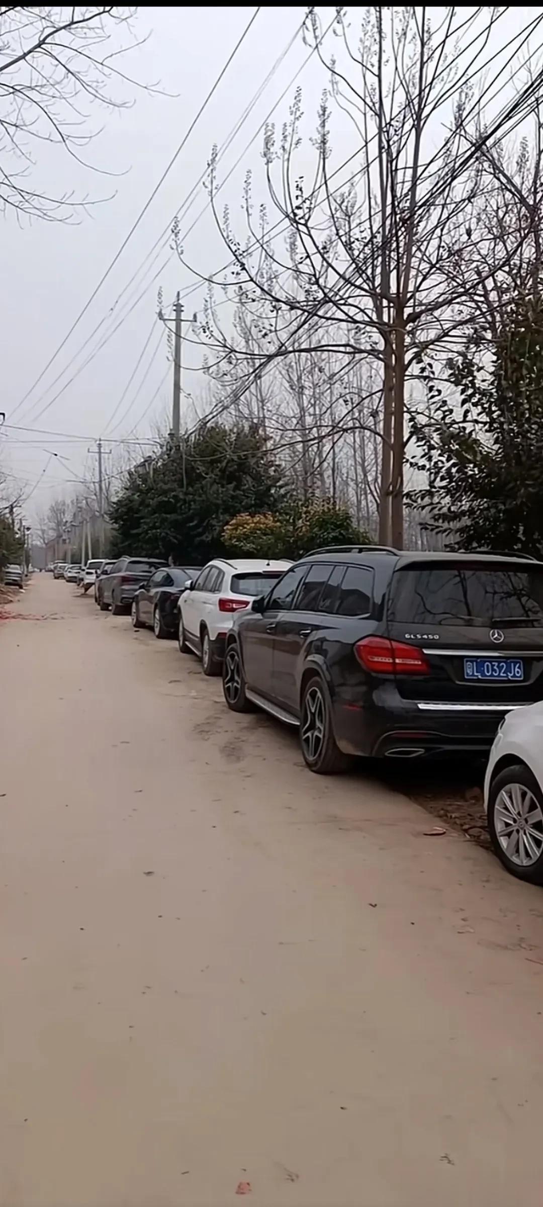 有个网友好奇:
为什么卖淫嫖娼违法会被治安处罚加拘留，而出轨偷情却没事呢？

逻