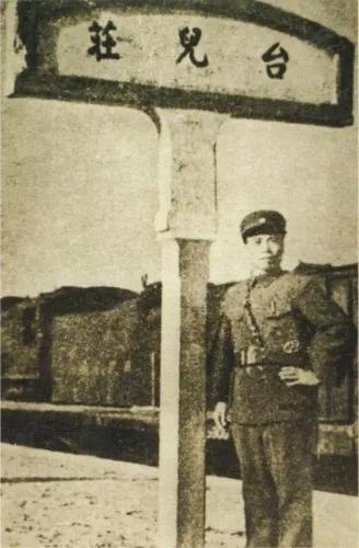 1938年，台儿庄战役，莫德宏下令扒光132名日寇的衣服、砍头。随后，当赶到的日