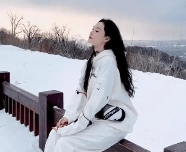 张颖颖放大招啦！在自己的社交媒体上曝光了大量的聊天截图和语音，吸引无数吃瓜群众围