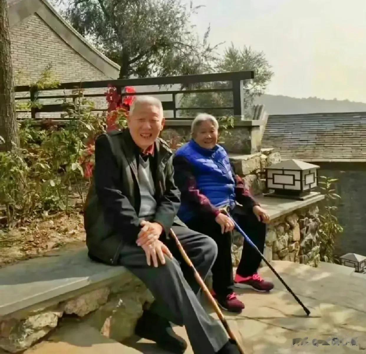 一对晒太阳的老夫妇看着普普通通的，实际上却是我们的两弹一星的元勋功臣，中国航天技