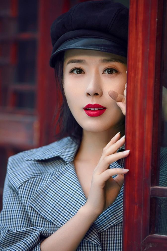 44岁颜丹晨真年轻，生日穿风衣戴报童帽太美了，富贵得像豪门千金！
 
颜丹晨44