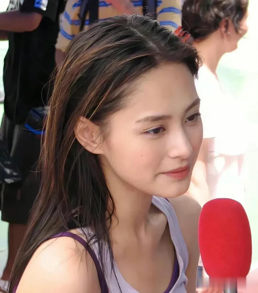 阿娇昔日照片，真的是惊为天人啊，脸蛋真的是360度无死角，这吹弹可破的肌肤，精致