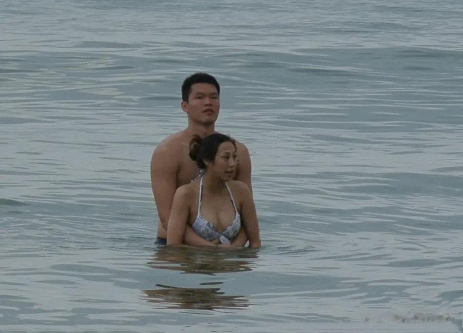 朱芳雨出轨广东富豪之女后，转身抛弃糟糠之妻胡美，如今，朱芳雨和这位富家女过得幸福