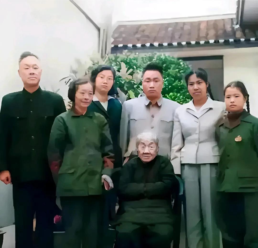 杨开慧母亲向振熙老人过90岁生日时的照片，拍摄于1960年。

照片前排中间的是