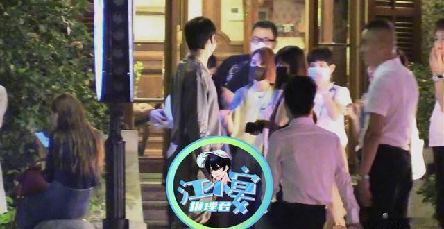 杨丞琳、李荣浩这对夫妻终于同框了~~近日，有八卦媒体拍到两个人聚餐出门，这样的画