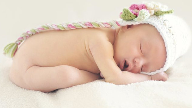 #儿童健康守护者计划# #儿童常见病必备手册# 新生儿吐奶，大部分都发生在0~6