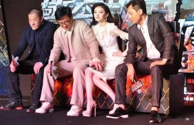 回头看，才明白谁是真绅士。《警察故事 2013》拍摄时，成龙入戏太深，在片场对景