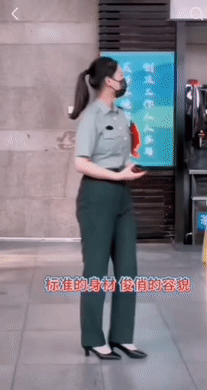 美丽的军姐！标准的身材，俊俏的容貌！亭亭玉立，肤如凝脂！