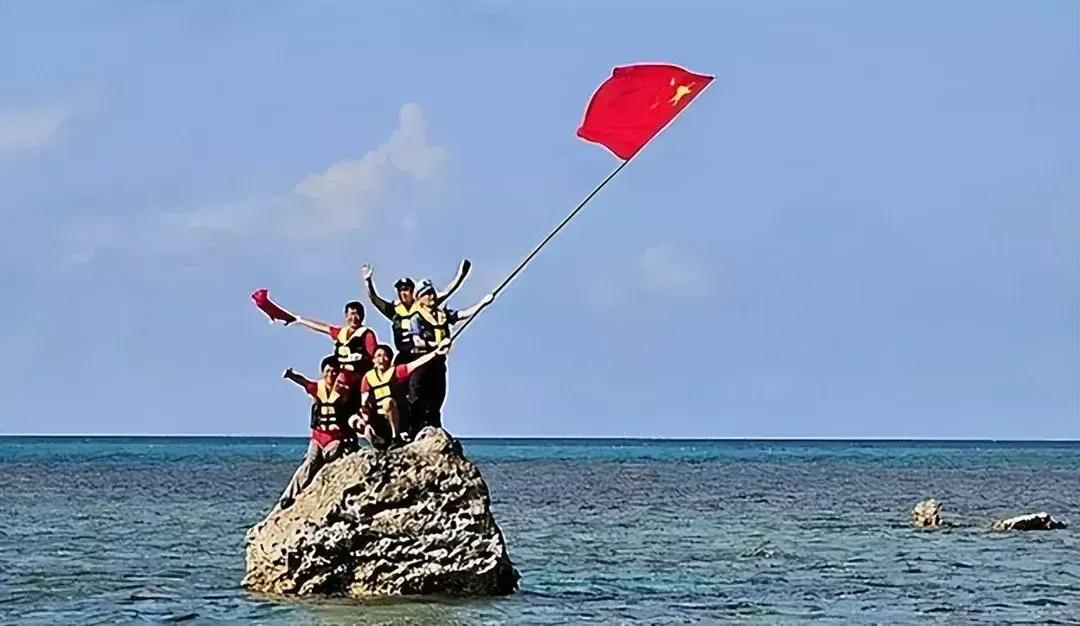 中国黄岩岛
露出水面的只有一块4平米的大石头，
但是他的礁盘面积有150平方公里