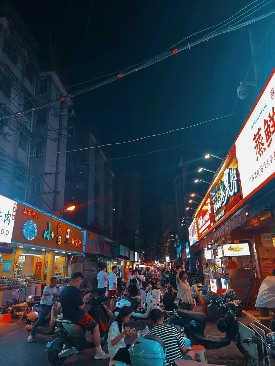 三年的疫情阴影还没有散去，伟大的中国人民配合封控，毫无怨言，所有的委屈、创伤和泪