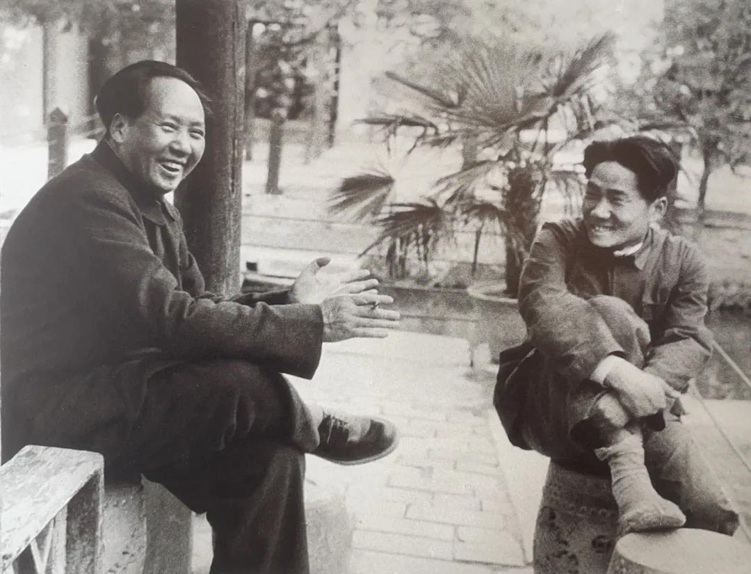 1949年，毛主席和毛岸英在北京香山。
看着如此快乐的父子俩，我的眼眶渐渐湿润…