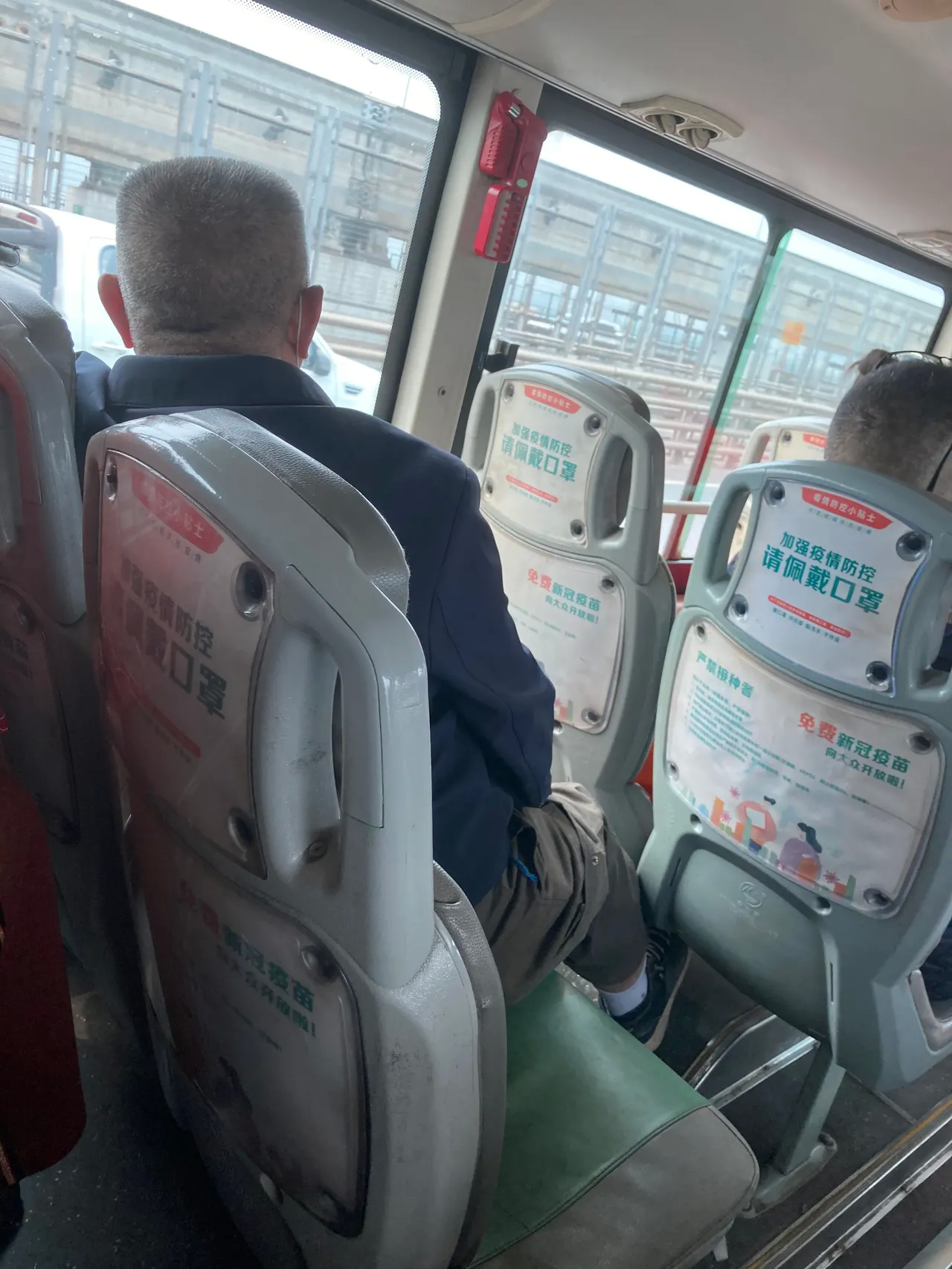 坐公交车，一个60多岁的大叔在我后面，我上车就用手机扫码支付了车费。而那个大叔，