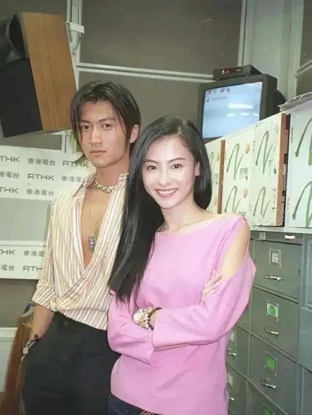 娱乐圈现在或曾经的高颜值夫妻
只论颜值不管其他，你打几分？[呲牙]
话说真的好喜