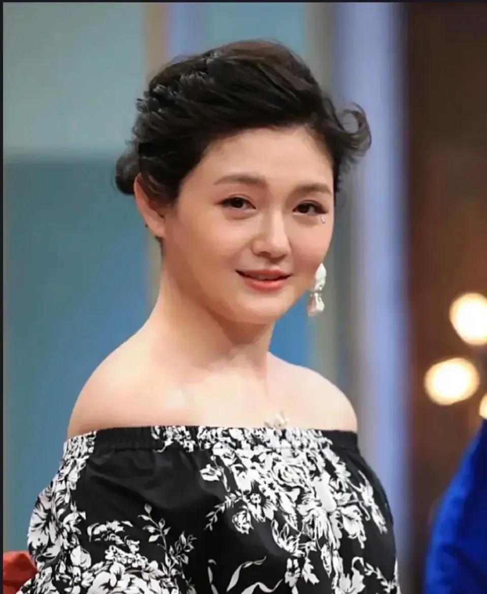 岁月催人老，再漂亮的女人也架不住岁月的洗礼，大S也不例外，20年前的她多美呀！羞