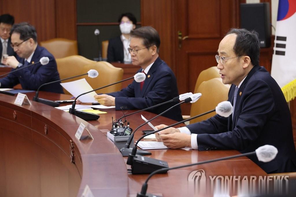 韩联社报导，韩国政府部门昨日达成工作制调整方案，允许雇主将较长时期（每月/季度/