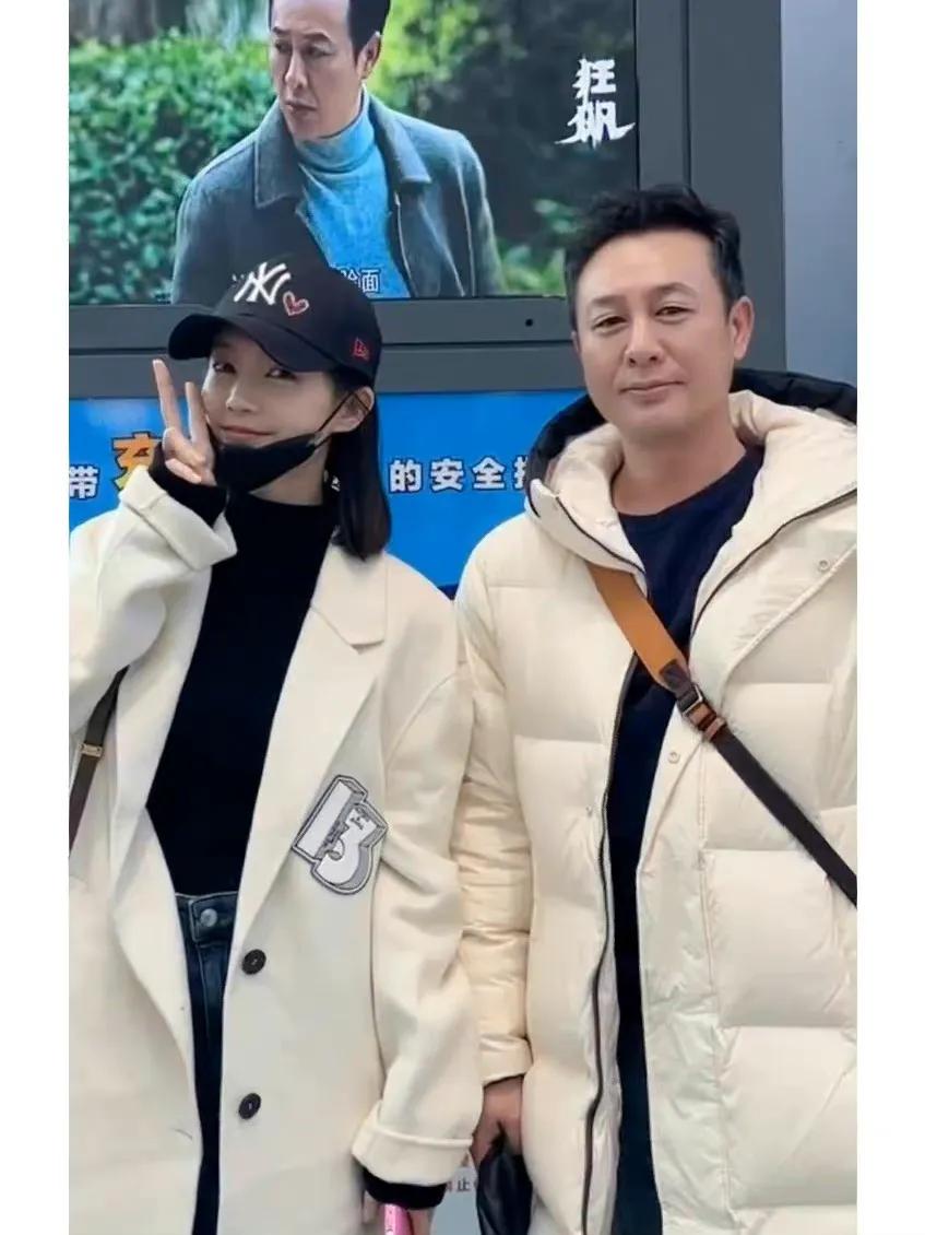 《狂飙》将举办庆功宴，张颂文、李一桐也会参加，今天他俩在机场出发偶遇，还看到机场