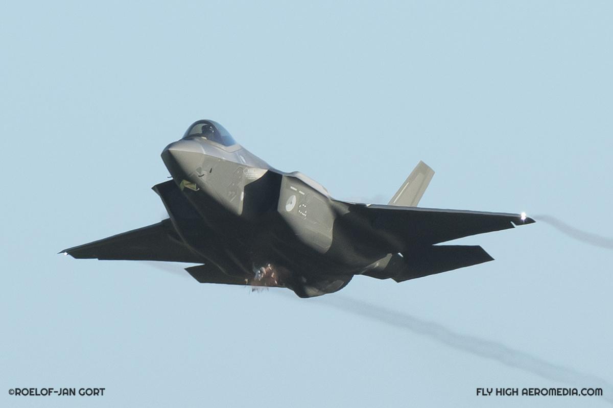 F-35A战斗机发生撞鸟事故，这架飞机隶属荷兰皇家空军第322中队。
事故发生后