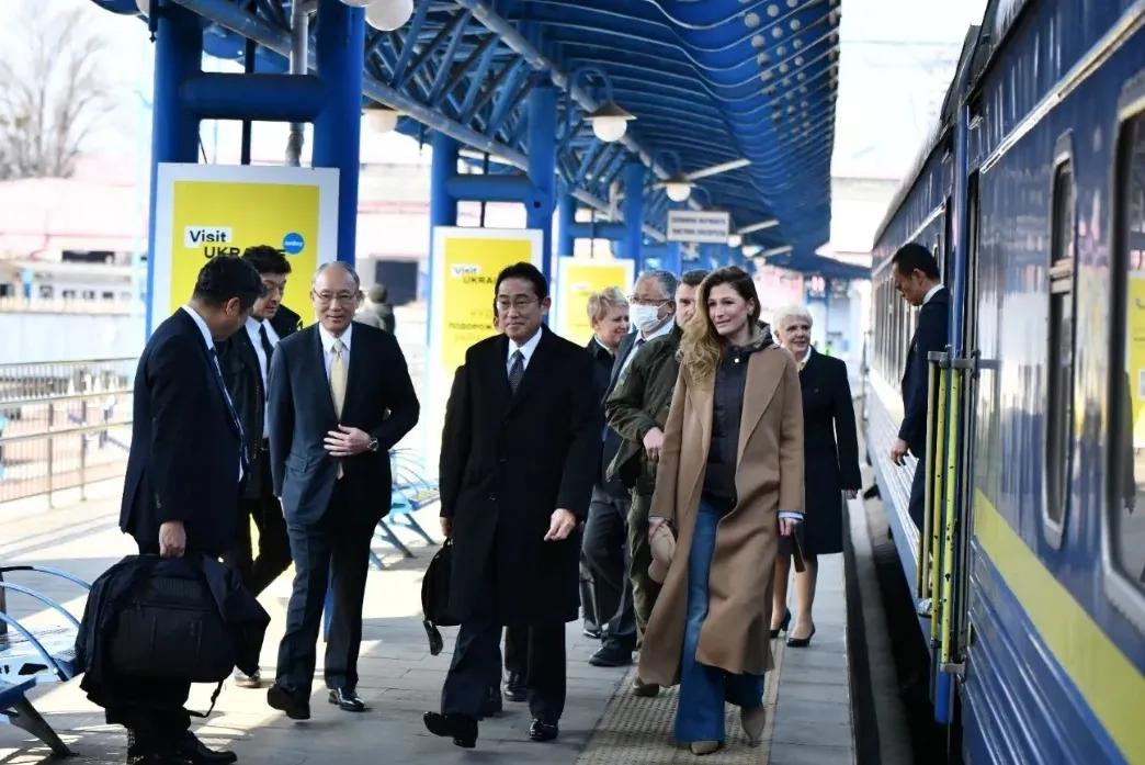 日本首相岸田文雄安全抵达乌克兰基辅。尽管这次访问象征意义大于实际意义，但对日俄关