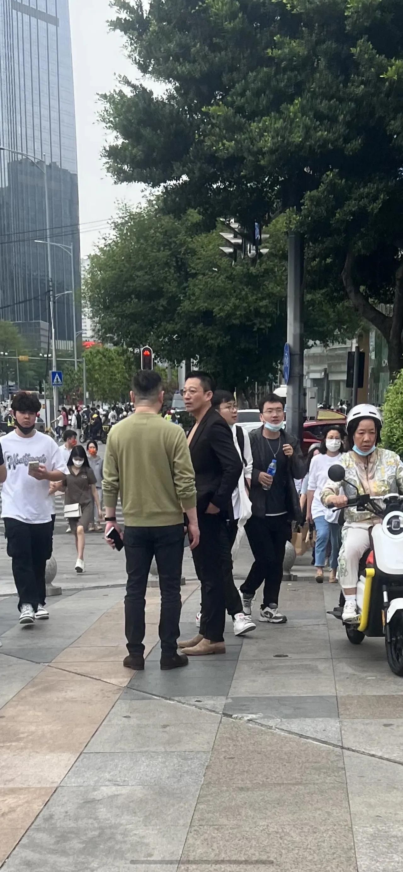街边偶遇汪小菲，身材保持的很好，长得很精神，就是过往的行人几乎都不正眼看他一眼，
