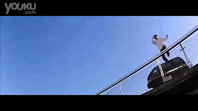 成名前的成龙可谓十八般武艺样样精通，他演过死人，被火烧过，也当过一直被打的武替。