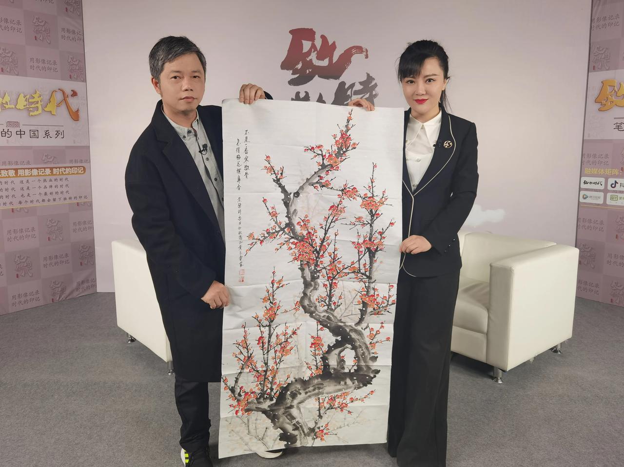 感受中国传统书画艺术的美好。
​致敬这个多姿多彩的时代。
​欢迎收看大型书画访谈