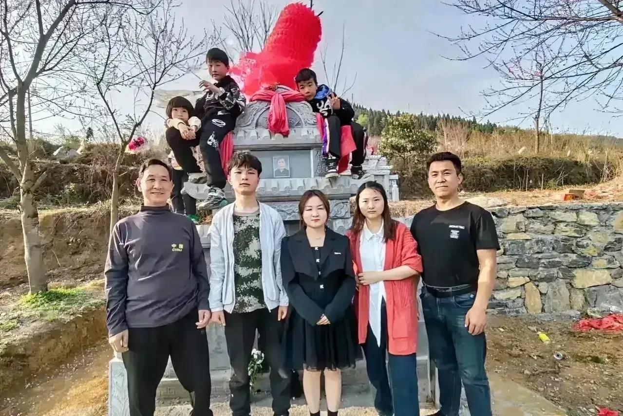 清明节是人们上坟祭祖的一种习俗。然而，有些人不尊重传统习俗，而是在墓地内拍照、打