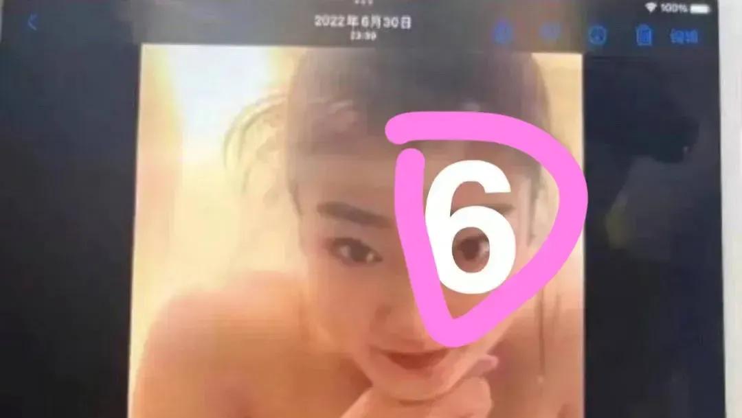 篮球运动员李梦不雅照片曝光，插足前教练的婚姻，知三当三。

现在好了吧，前途毁了