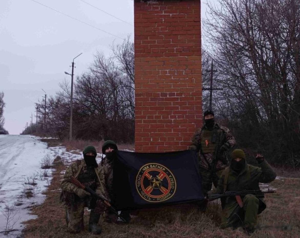 “瓦格纳”的战士正向前挺进之中，包括向赫罗莫沃定居点。
据报道，乌军正逐步开始从