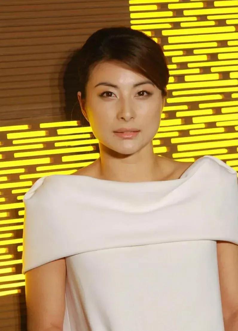 从“跳水皇后”到“豪门阔太”，郭晶晶穿搭360度大转变，白色裙装端庄又大方，从内