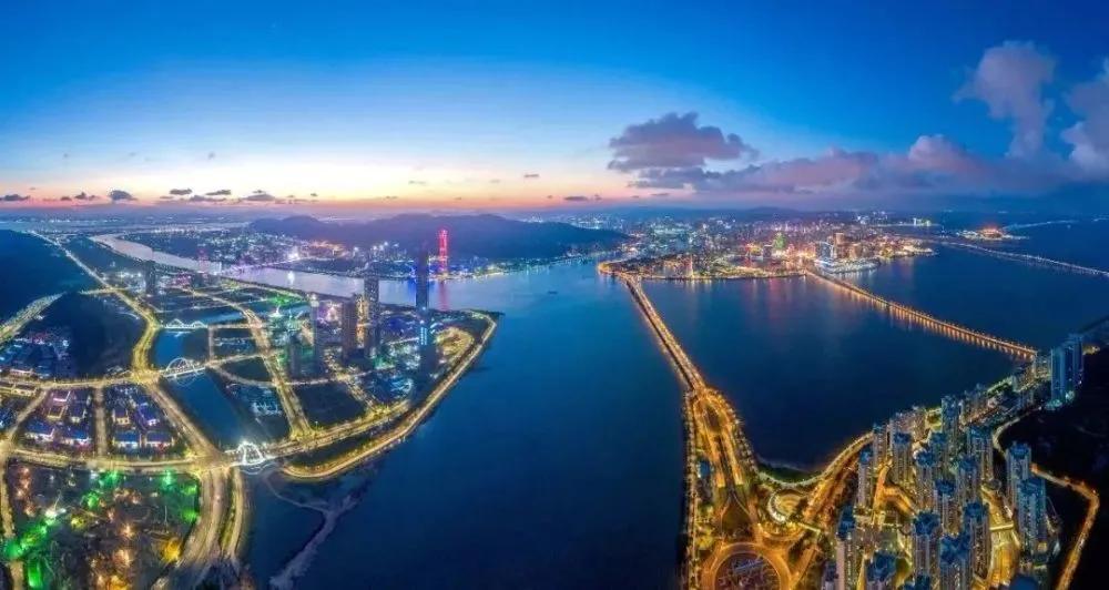 
一位外国友人就曾经有过深切体验和参与到大湾区建设的故事：
 他来自香港，但是有