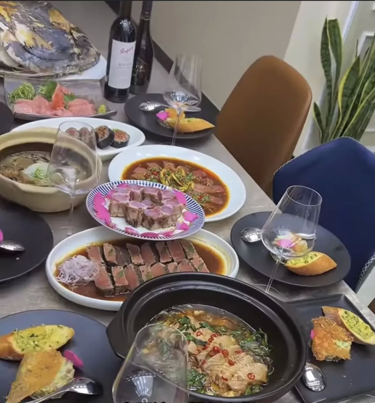 网友：我大姐给她的儿子全款在深圳买的房，花了200多万。儿媳妇生孩子，丈人丈母娘
