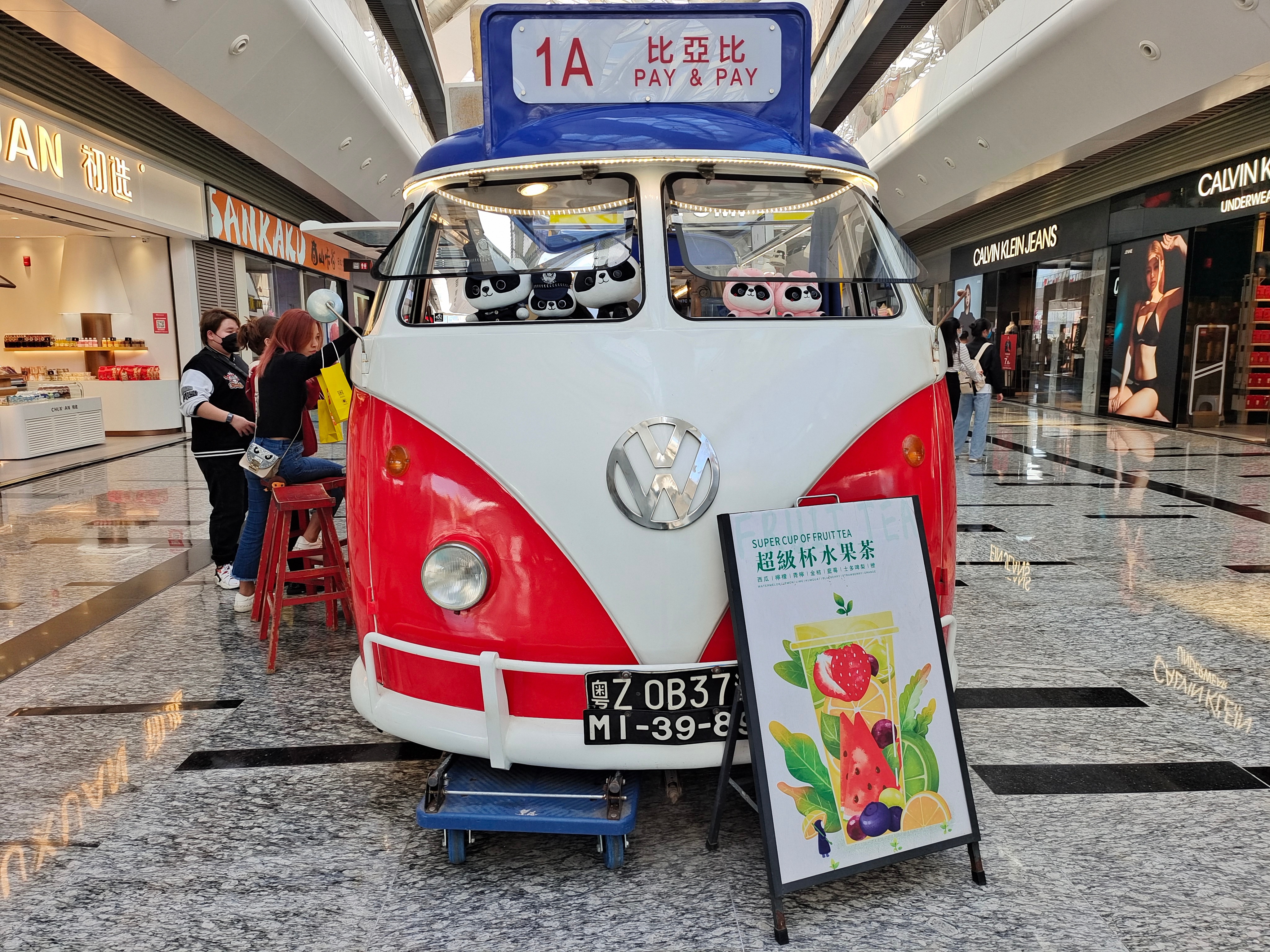 见过那么多仿制T1面包车咖啡/奶茶店，感觉这台的仿真度最高， 你说呢？ ​​​