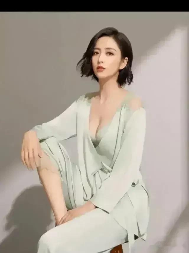 佟丽娅和陈思诚的离婚，难道陈思诚不后悔吗？看到佟丽娅昔日晒性感身材照，简直把女性