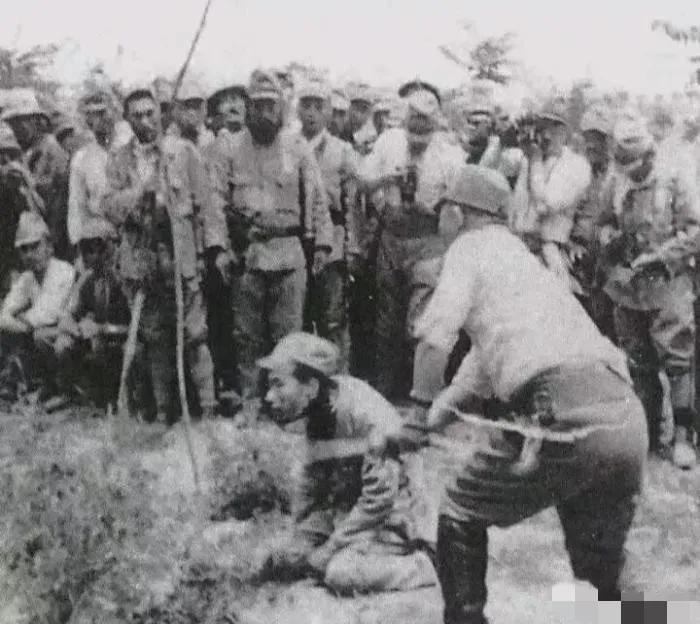 太凶残了！日本鬼子竟然公然拿中国士兵来进行砍头比赛。

照片中，一名鬼子军官在砍