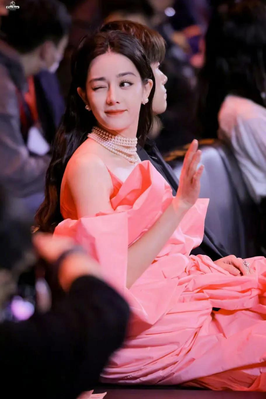 好精致的一张脸哦[比心][比心][比心]