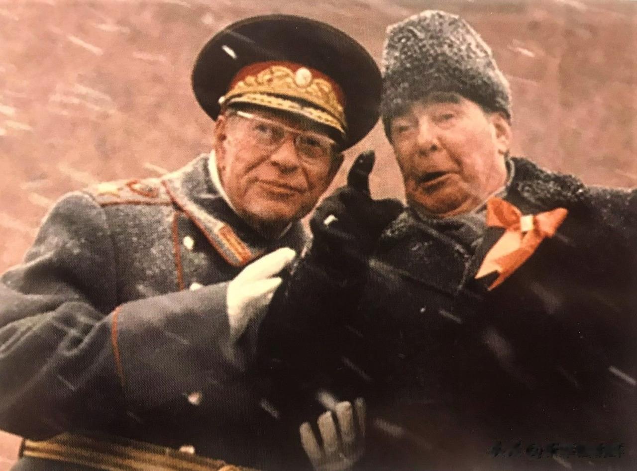 勃列日涅夫同志生前的最后一张照片，拍摄于1982年11月7日，在红场，这时，刚刚