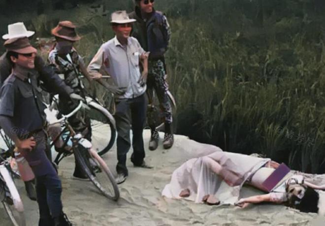 上世纪60年代，越南，一名北越女军人遭到了美军惨无人道的对待，她全身的衣服被扒得