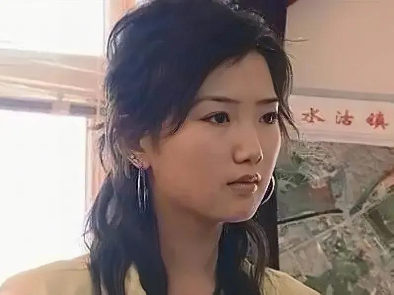 刚出道时毛晓彤和现在的毛晓彤，刚出道时的形象和现在判若两人，堪称改头换面，简直是