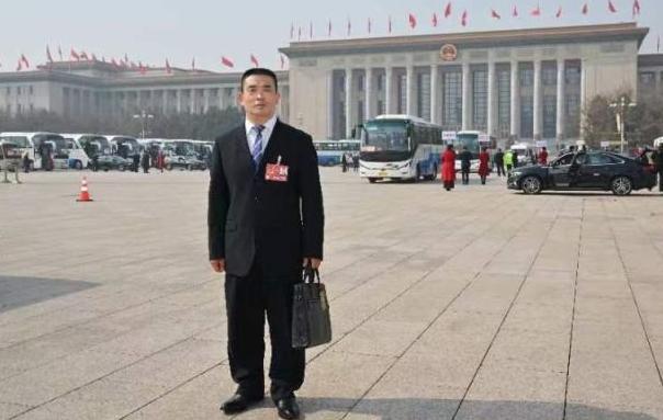 从事建筑行业 27 年的人大代表建议：农民工实行月薪制。
讲道理，建议不错，但是