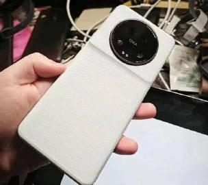 网络流传出小米 13 Ultra 真机图，预计发布时间3月-4月。

据说将搭载