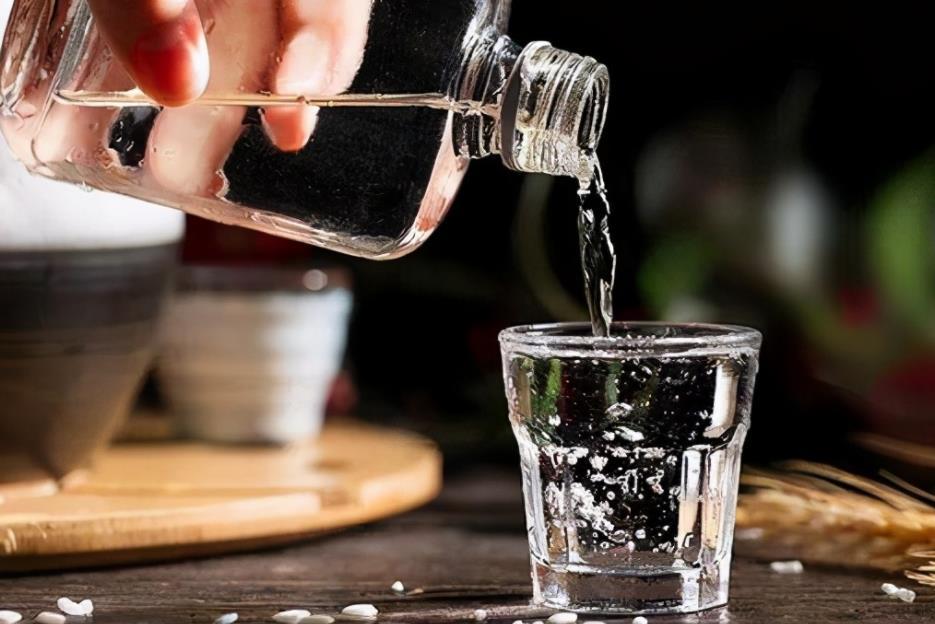 喝酒用白瓷杯和玻璃杯有何不同？行家：根本不是一个味道
白酒想来对于大家来说并不陌