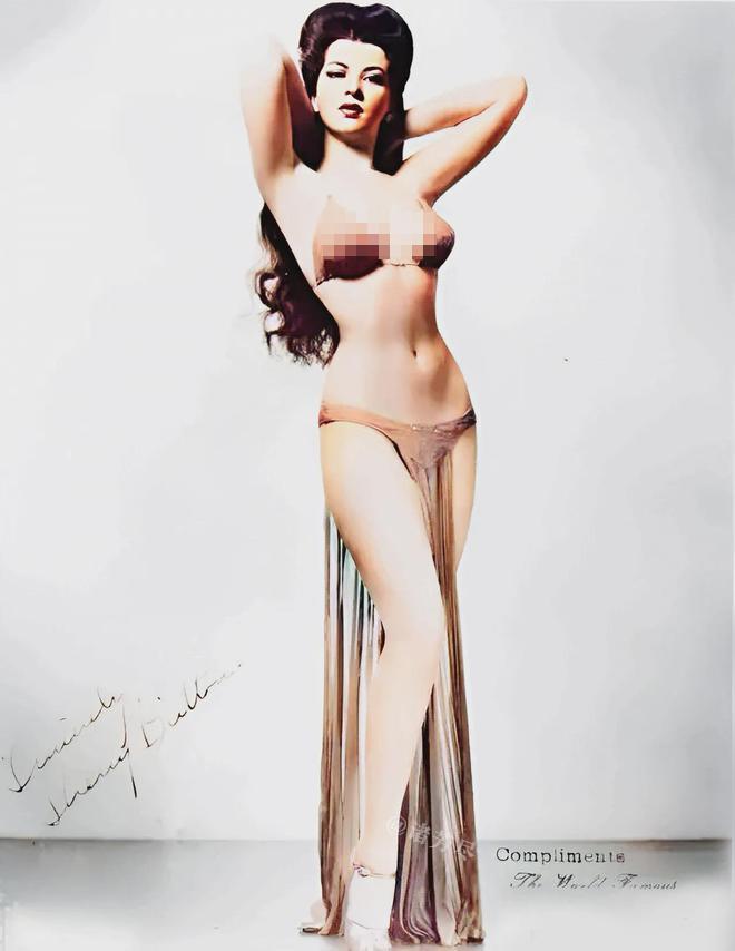 1940年，纽约，著名的肚皮舞表演者Sherry Britton在上台前留下了这