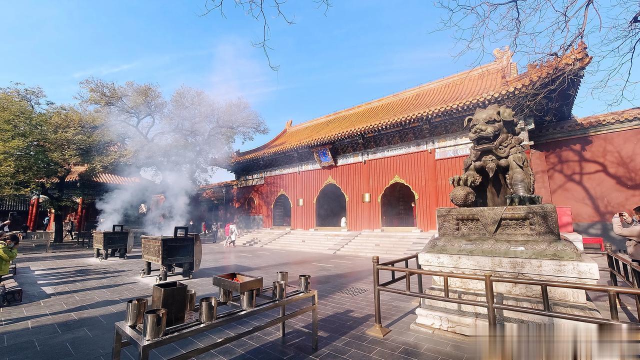 您各位好，我是您的好朋友昆仑流石。北京雍和宫内的有一座四角的碑亭。亭中矗立着乾隆