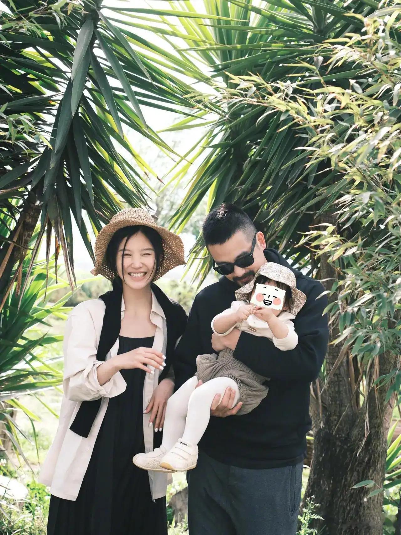 杨子珊晒出一家三口游玩照片，一家三口同框其乐融融，温馨又幸福！

杨子珊罕见晒娃