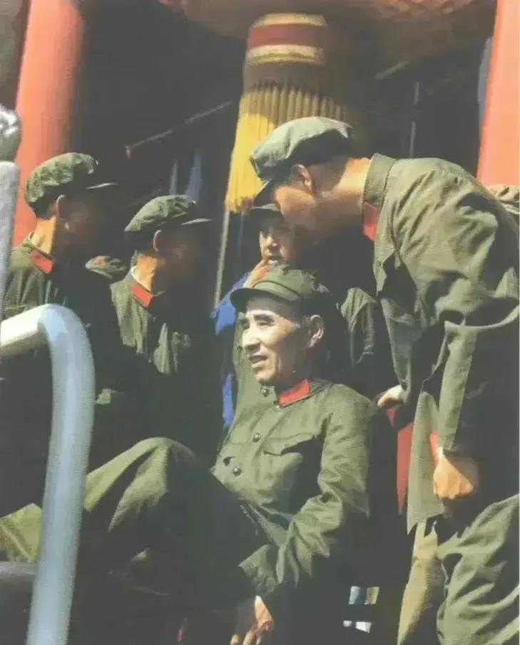 1967年，林总和杨成武在天安门城楼上交谈时的照片。

杨成武上将是林总在红军时