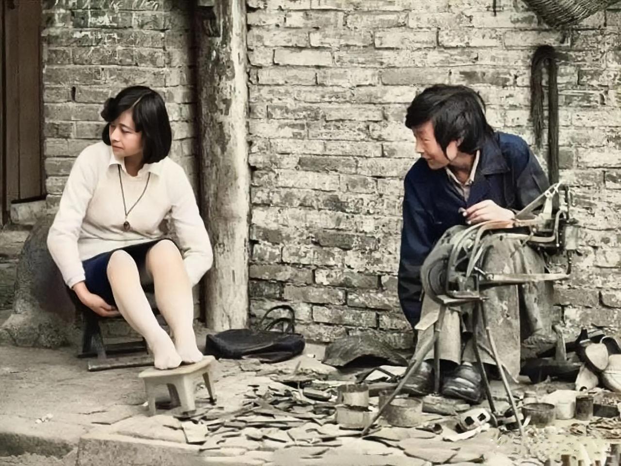 80年代，一个漂亮姑娘正在修鞋摊上修鞋，姑娘太好看，让小鞋匠魂儿都丢了。
这个姑