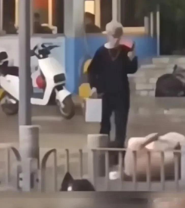 一男一女在大街上行走，突然一个醉汉跑过来强行搂抱女子，同行男子没有上前出手制止，