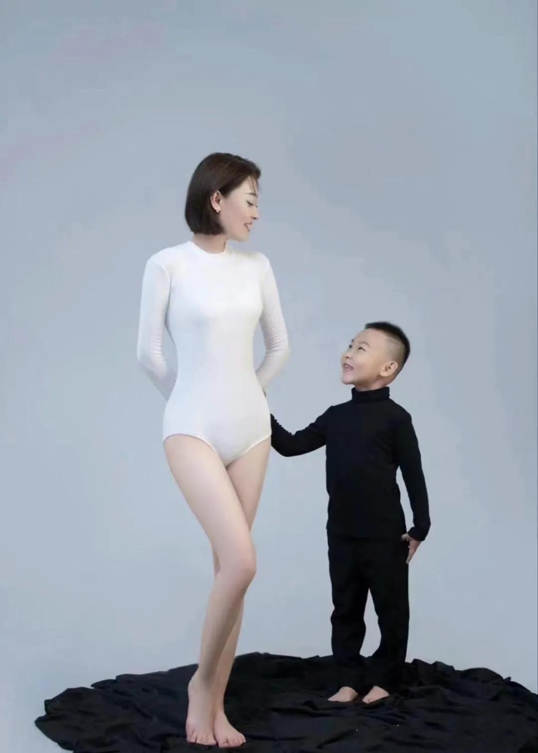网上流传的一组母子照，这应该是看过的最美的母子合影了。
年轻的妈妈一身白色瑜伽装
