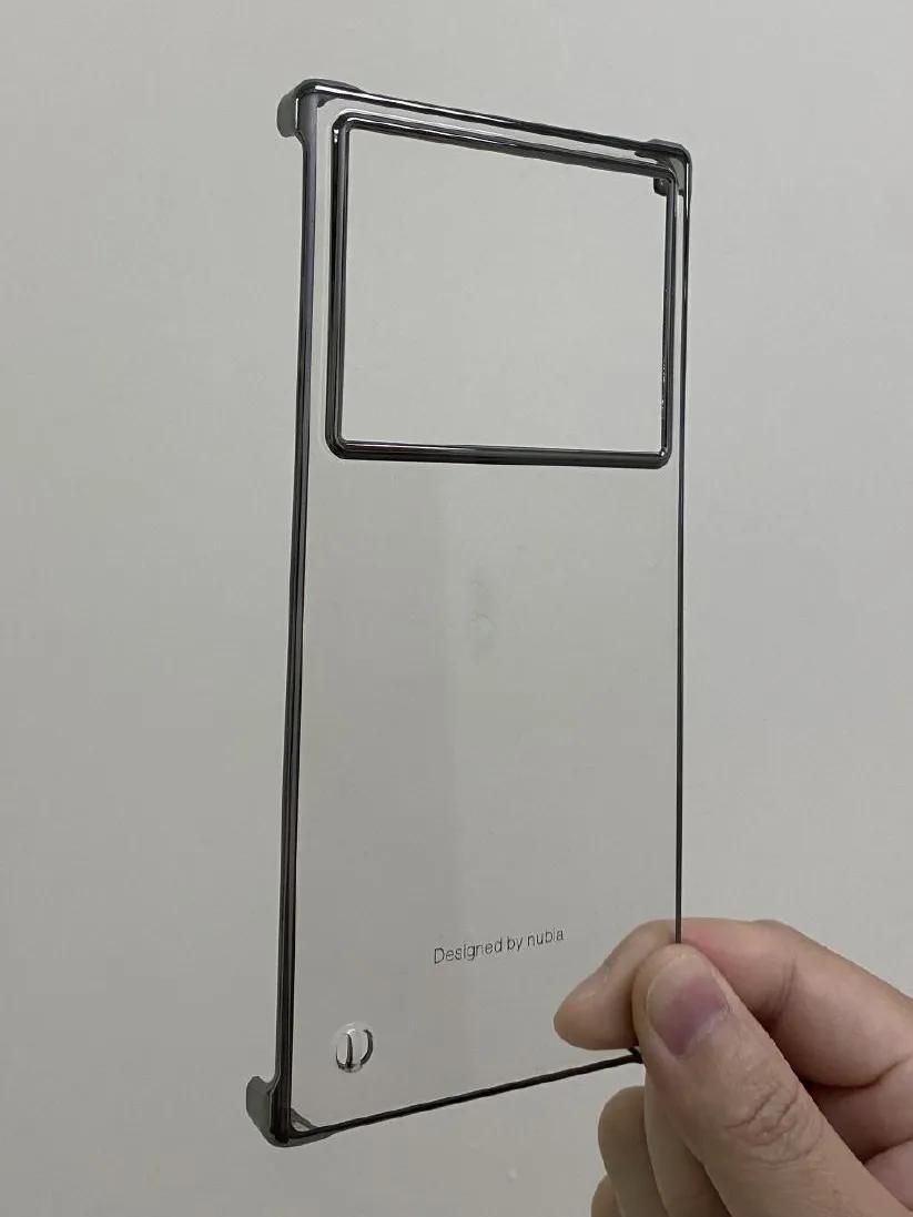 疑似努比亚Z50 Ultra保护壳曝光，整体设计依旧是比较方正，后置超大相机模组