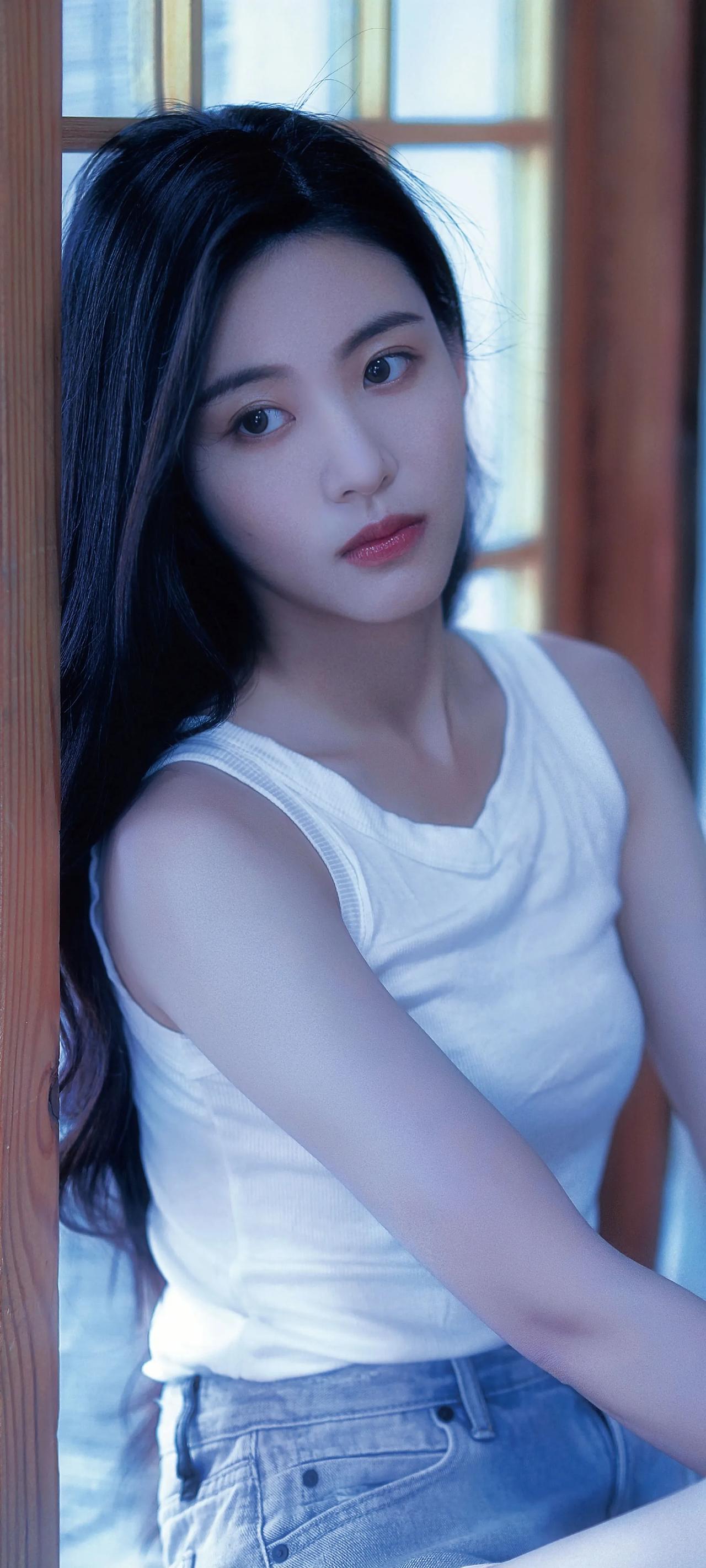 孙芮夏日清凉风格，白色吊带黑色